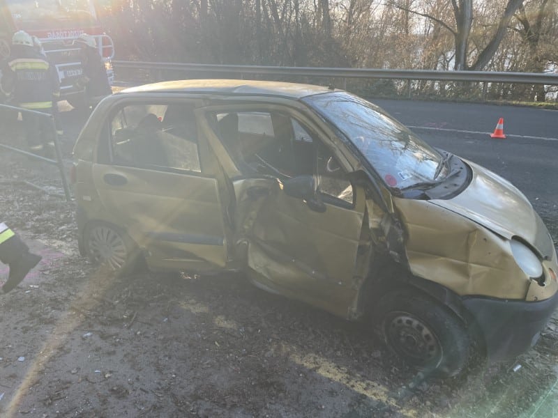 Oldalára borult egy személygépkocsi a 12-es főúton