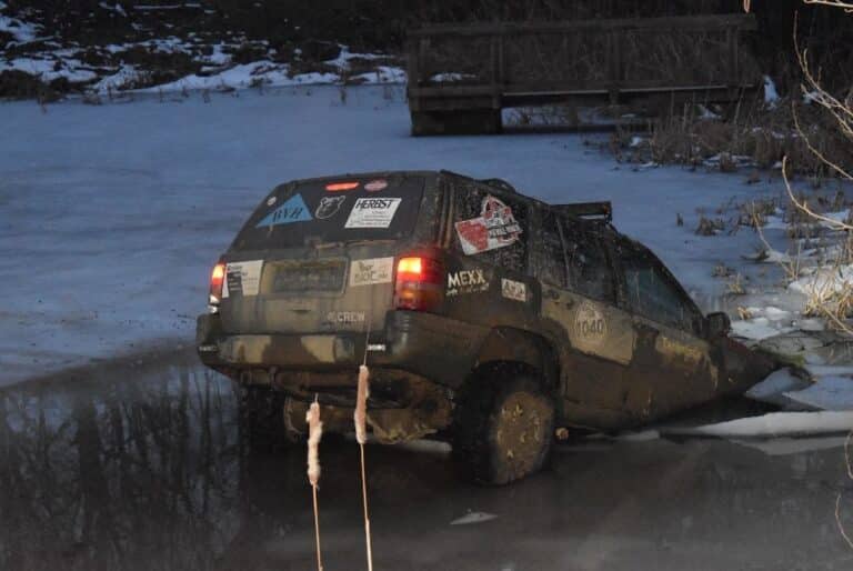 Autóval hajtott a befagyott tó jegére Váralján