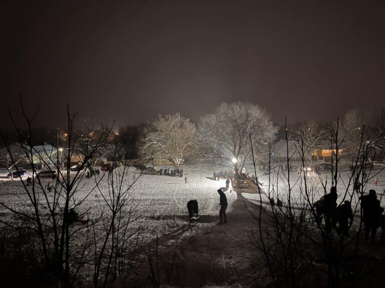 Tűzoltóautók fényei között csúszkált Kóka népe