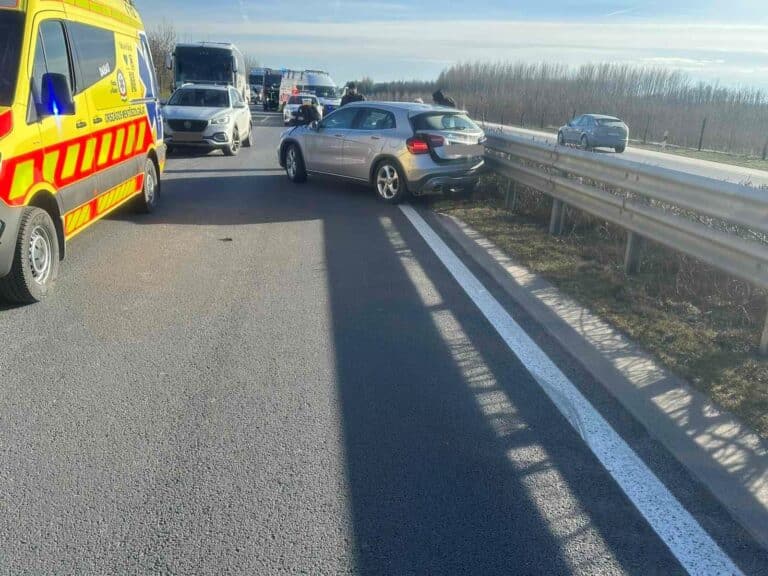 Három személygépkocsi ütközött össze az M5-ös autópályán