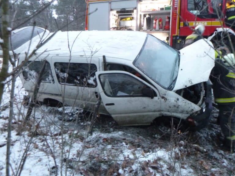 Árokba borult egy kisbusz a 6-os főúton Barcsnál