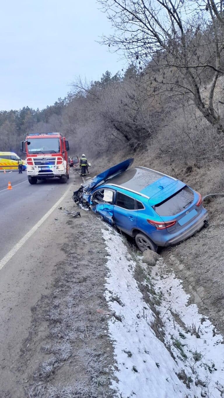 Két személygépkocsi ütközött össze a 2-es főúton