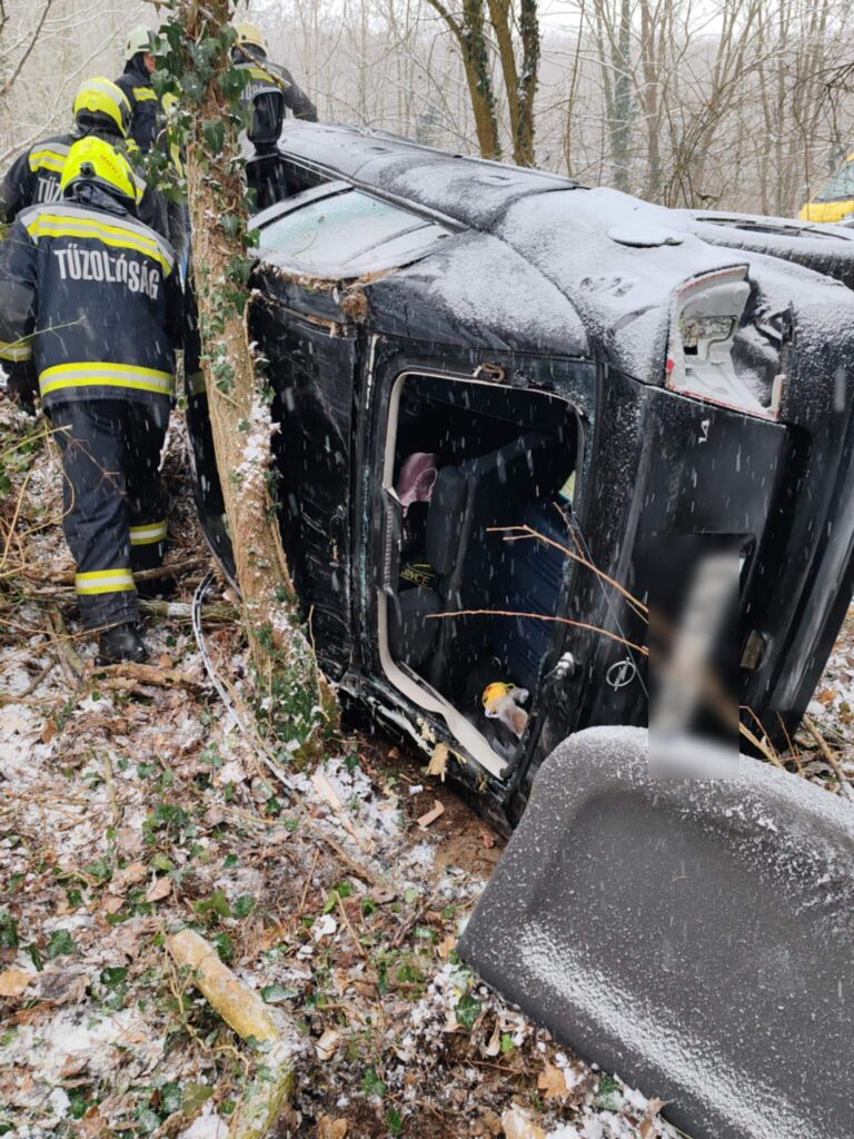 Fák közé csúszott egy autó Vindornyaszőlősnél