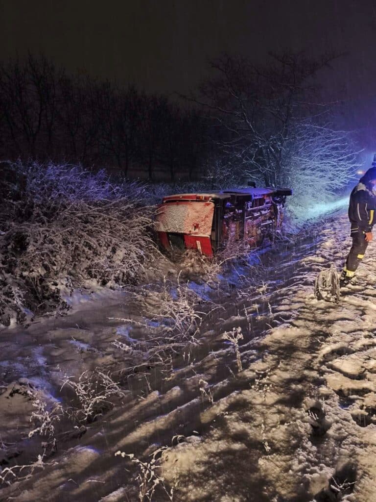 Oldalára borult egy kisbusz Gyömrő közelében
