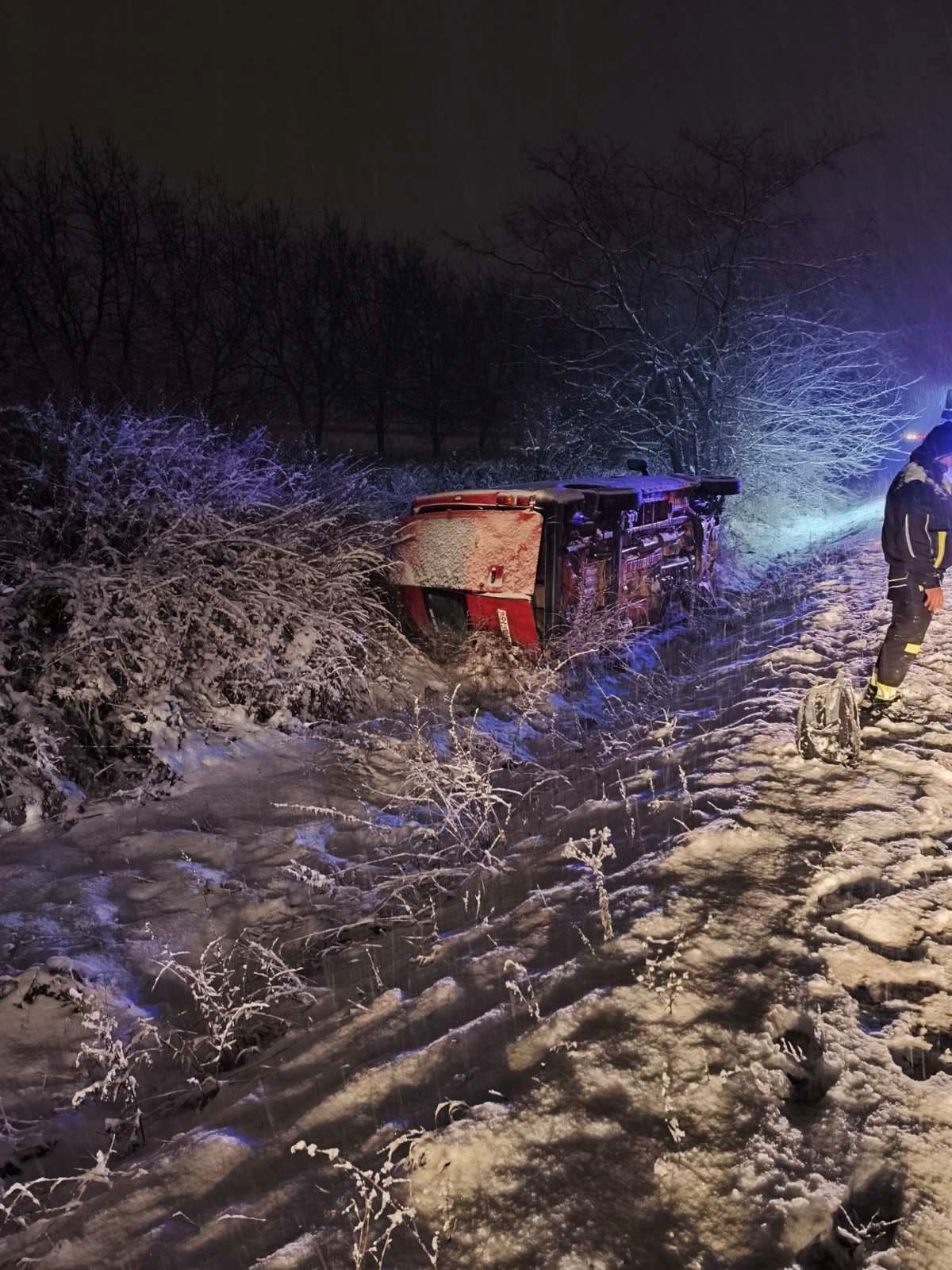 Oldalára borult egy kisbusz Gyömrő közelében