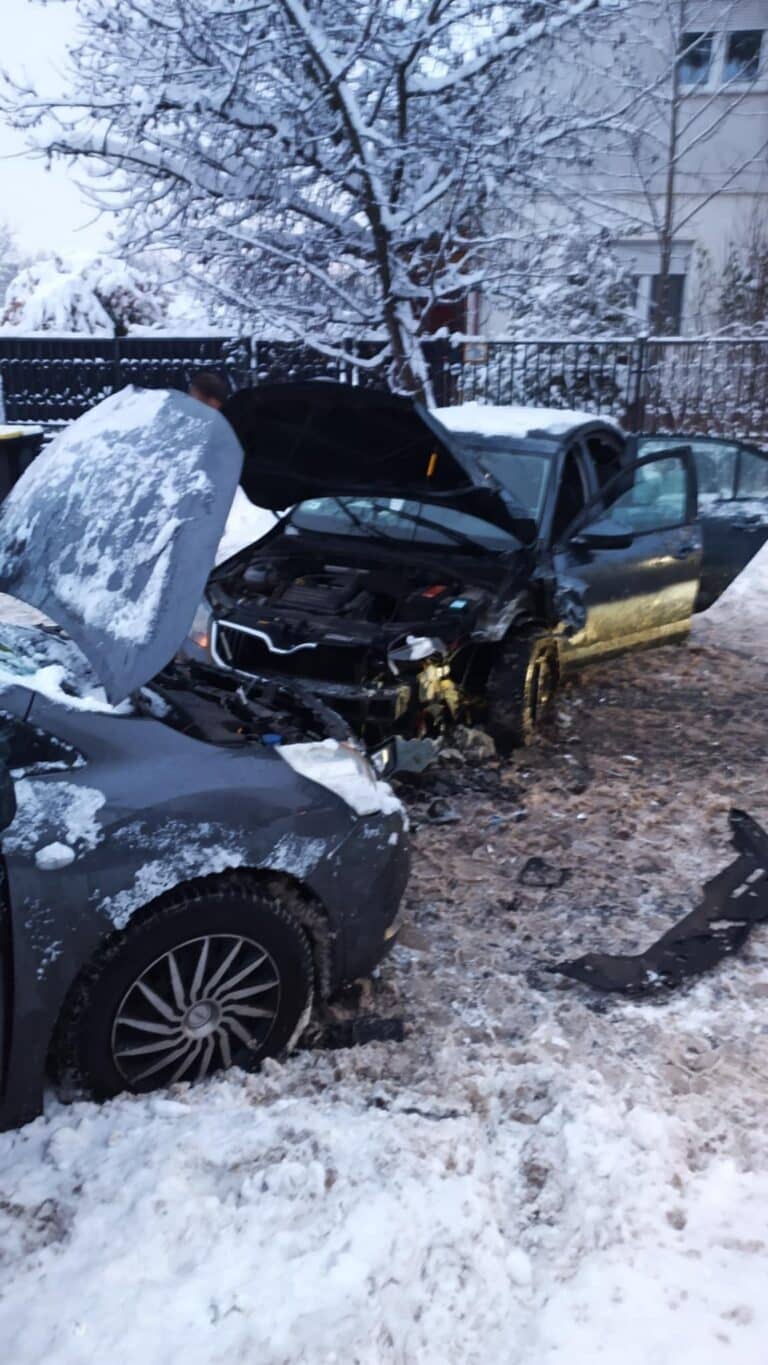 Két személygépkocsi ütközött össze Gödöllőn