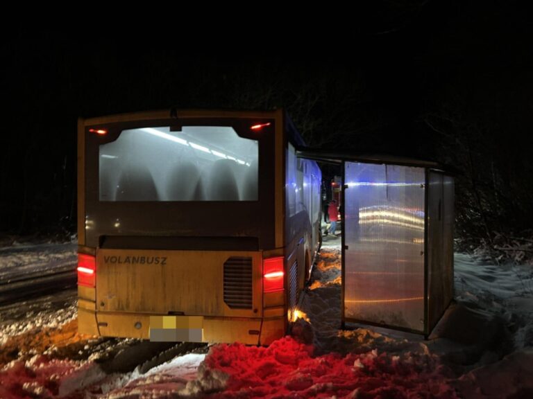 Megcsúszott egy busz Kömlődön