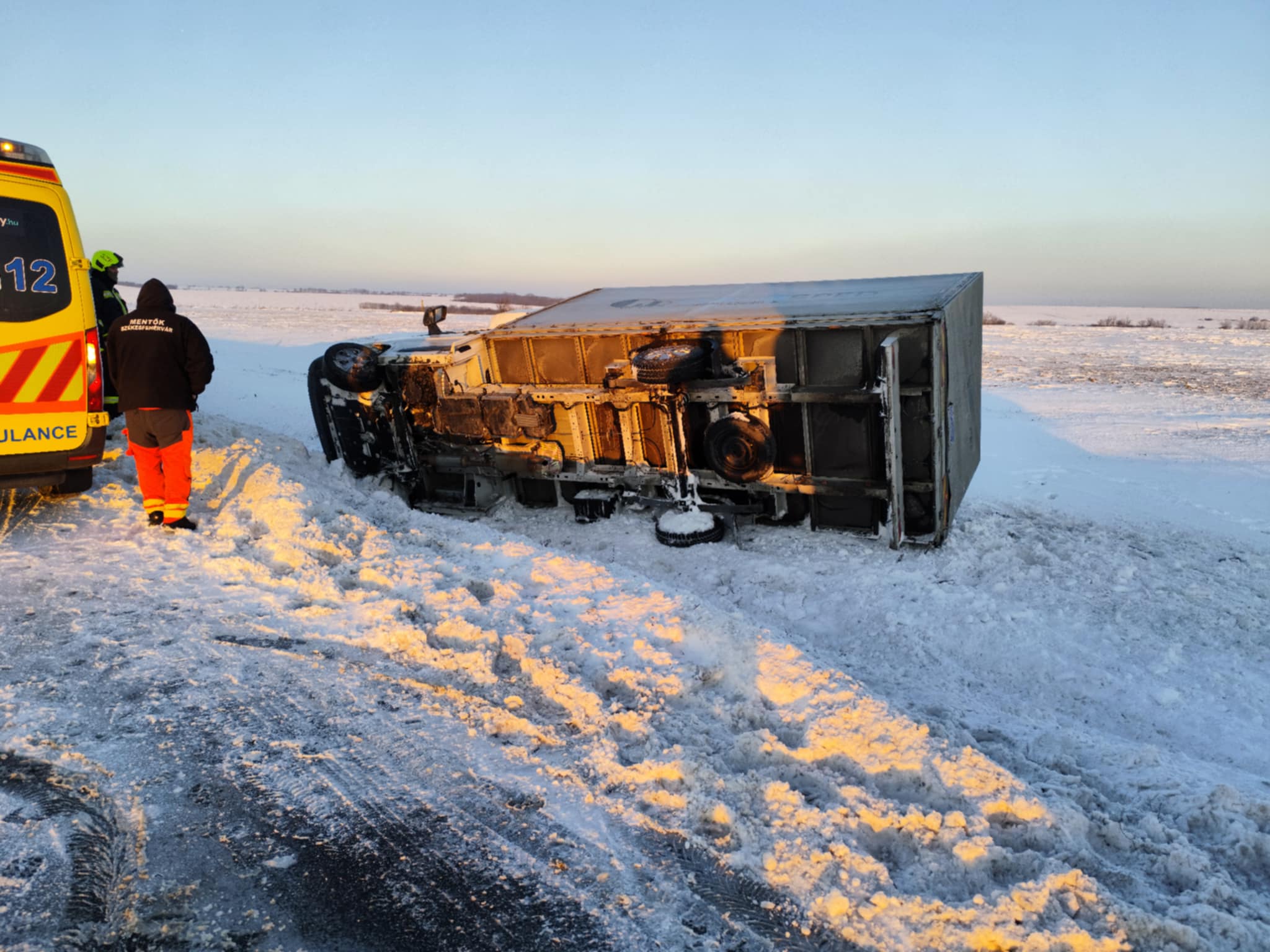 Kisteherautó borult árokba Zámoly és Székesfehérvár között