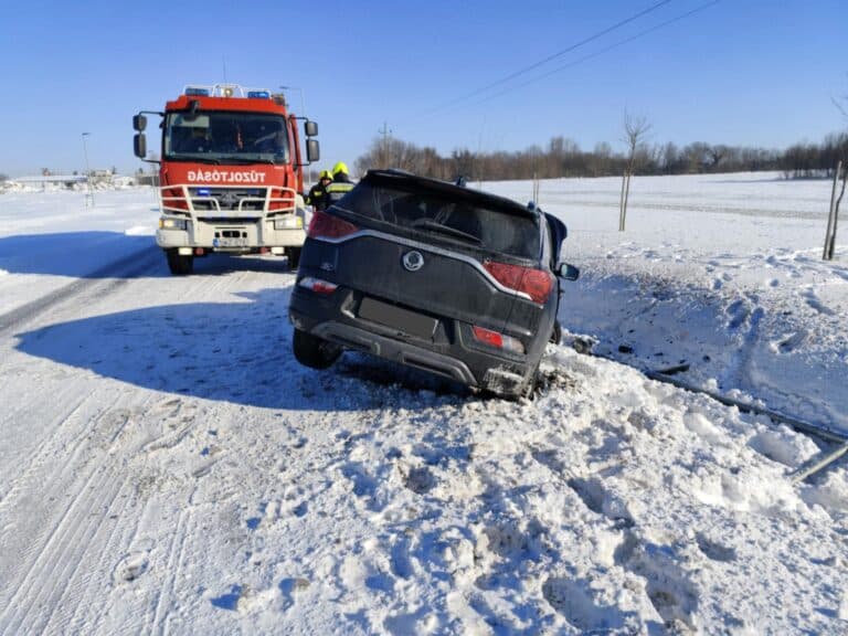 Oszlopnak ütközött egy autó Székesfehérváron