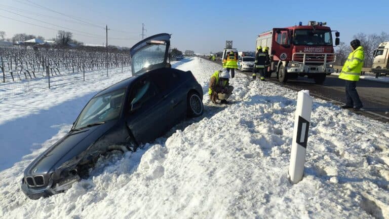 Árokba csúszott egy személygépkocsi az M4-es autóúton
