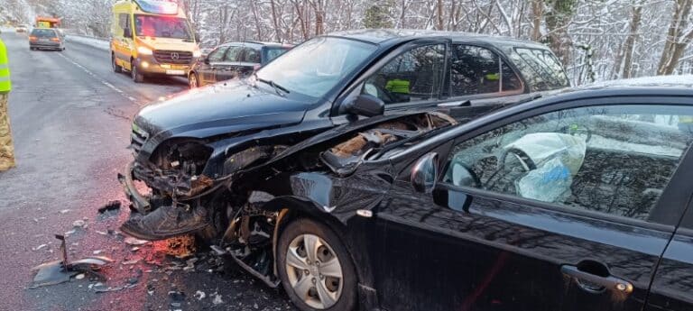 Két személyautó ütközött a 66-os főúton Mánfa közelében