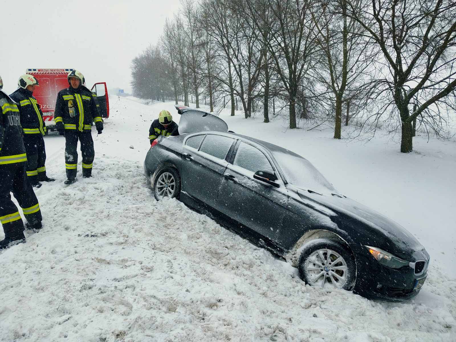 Árokba sodródott egy autó