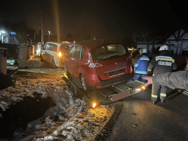 Tréler csúszott árokba Gárdonyban