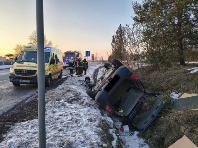 Felborult egy személygépkocsi Ercsiben
