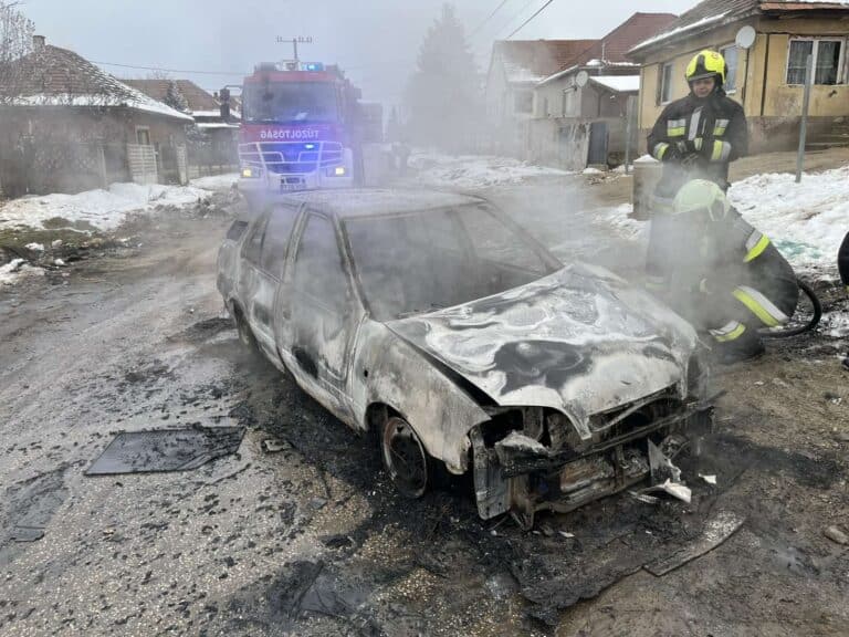 Kigyulladt egy személygépkocsi Dányban