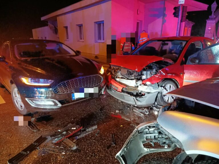 Összeütközött három személygépkocsi Komáromban