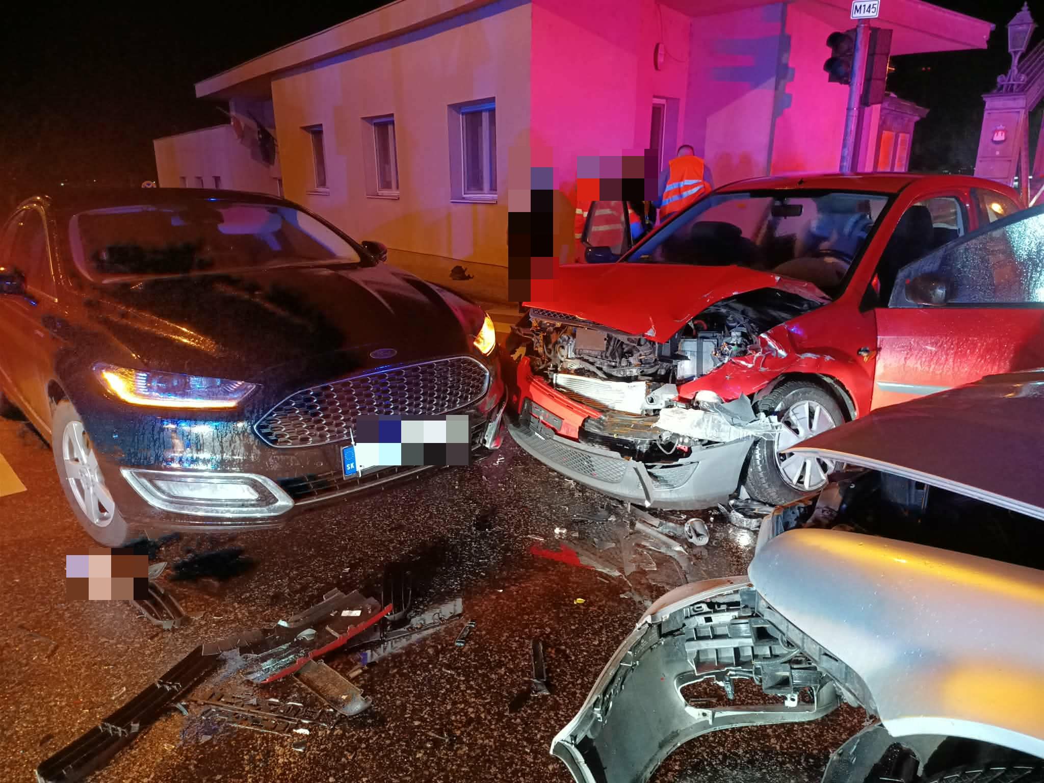 Összeütközött három személygépkocsi Komáromban