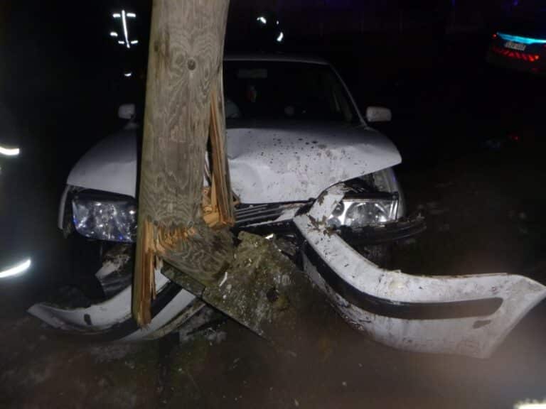 Kettétört egy távközlési oszlopot egy autó