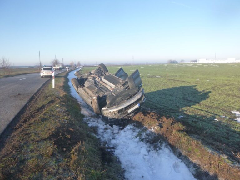 Tetejére borult egy jármű Jászfényszarunál