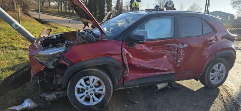 Két személygépkocsi ütközött össze 1-es főúton