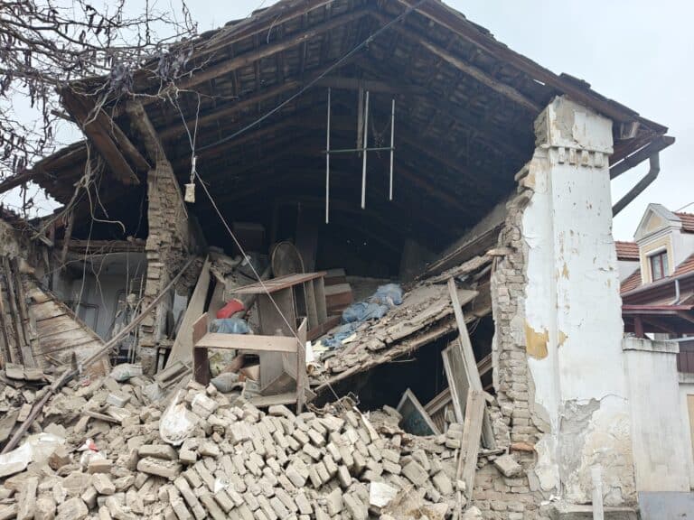 Úttestre dőlt egy romos ház fala Szentendrén