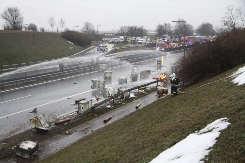 Gázpalackok gyulladtak ki az M6-os autópályán, órákra lezárták a pályát