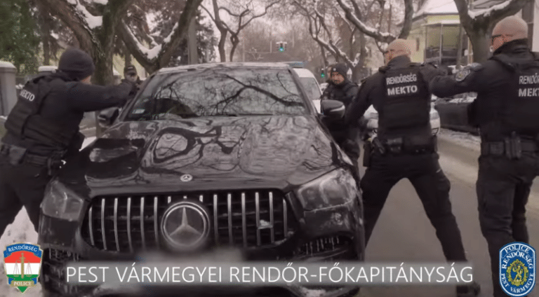 Bilincsben egy lakásmaffia tagjai