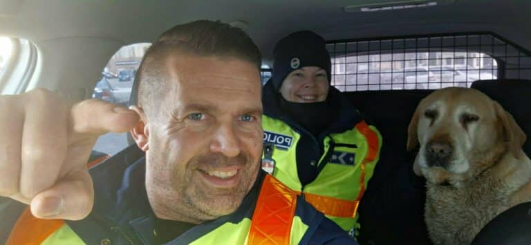 rendőrök a mentett kutyával