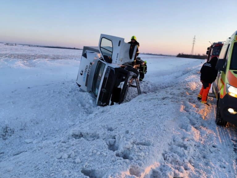 Árokba borult kisteherautó