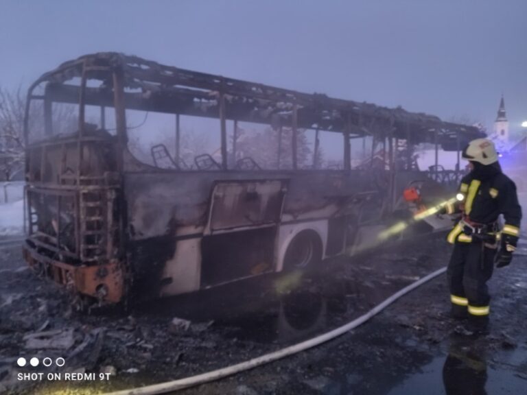 Teljes terjedelemben égett egy autóbusz ma reggel Dobozon