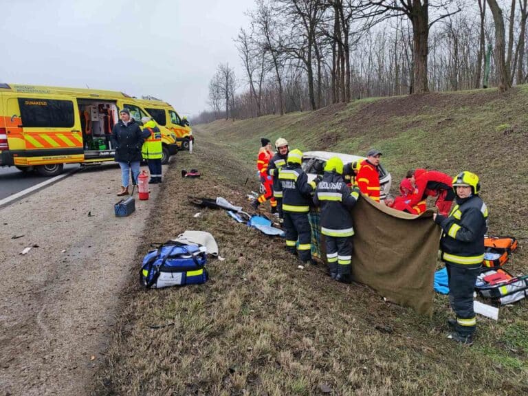Árokba hajtott egy személygépkocsi az M5-ös autópályán