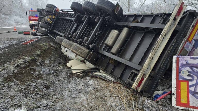 Árokba hajtott és az oldalára borult egy kamion a 31-es főúton