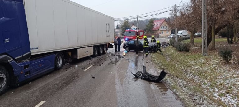 Személyautó és kamion ütközött