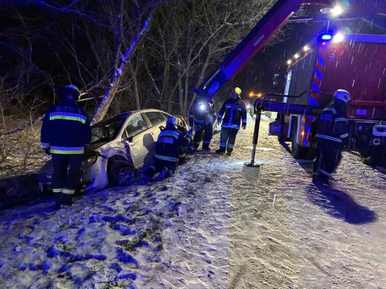 Felborult egy autó Gyönk és Varsád között