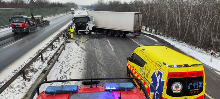 Keresztbe fordult egy kamion az M7-esen