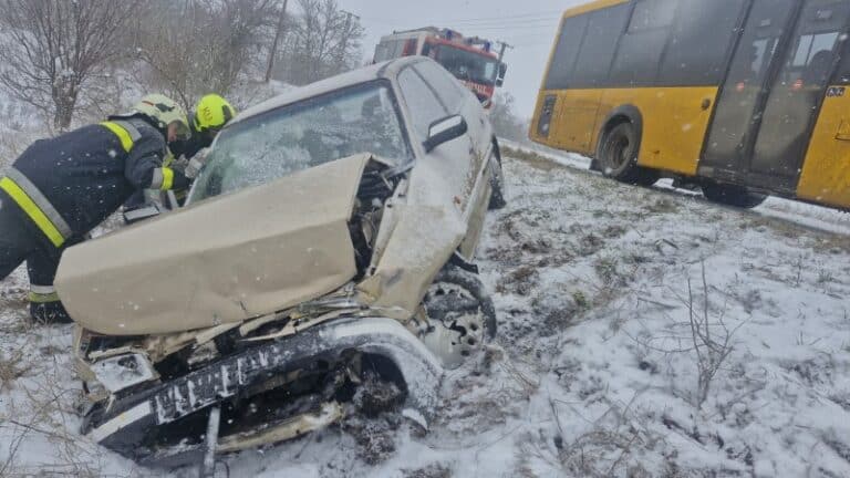 Busszal ütközött egy autó Szelevénynél