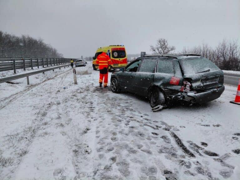 Hármas karambol az M7-esen