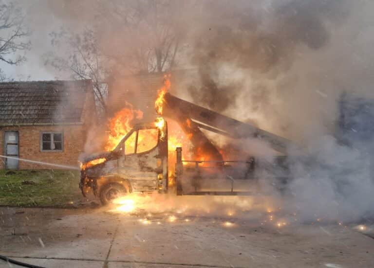 Kigyulladt egy kisteherautó Tiszafüreden