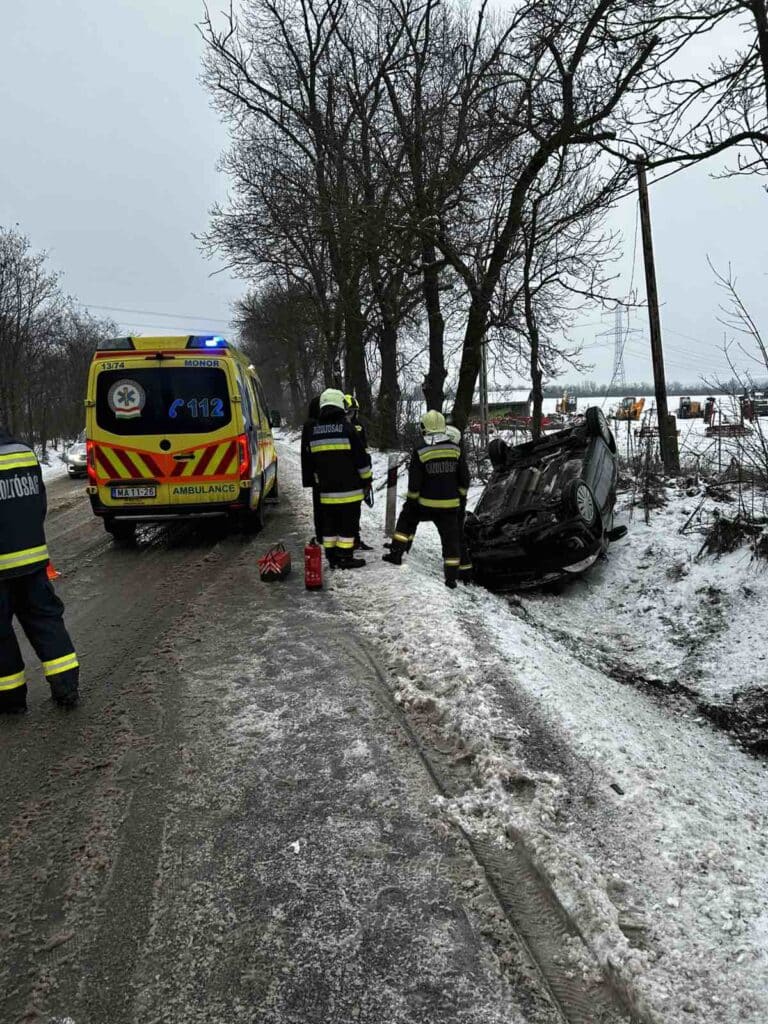Árokba hajtott és felborult egy személygépkocsi Monor és Gomba között