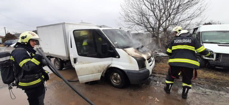 Kigyulladt kisteherautó