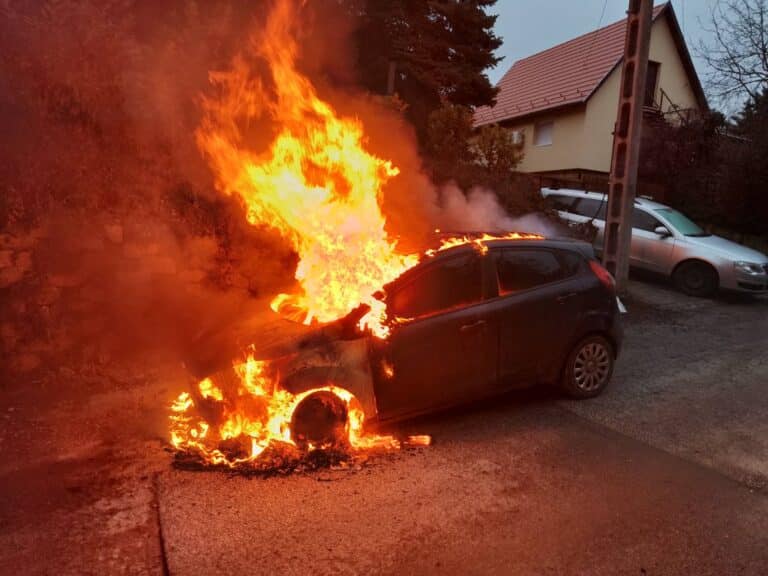 Személyautó égett Tahitótfalun