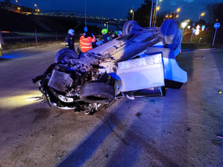 Felborult egy autó Velencén