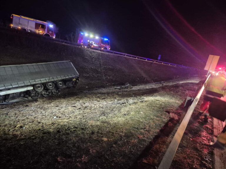 Árokba borult egy tehergépkocsi