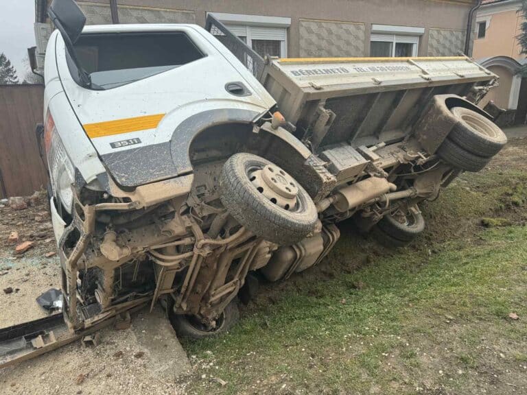 Árokba hajtott egy kisteher Sárváron