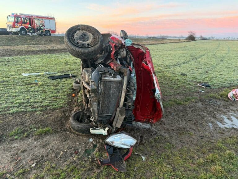 Szántóföldre hajtott egy autó Sárvárnál