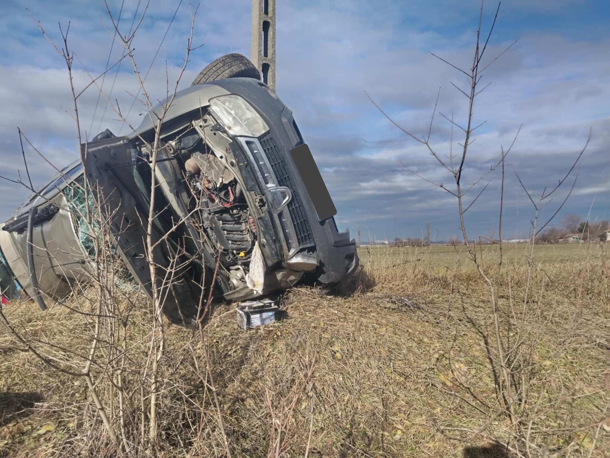 Felborult egy autó Adonynál