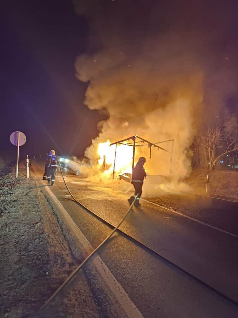 Kigyulladt egy kisteherautó az M5-ösön