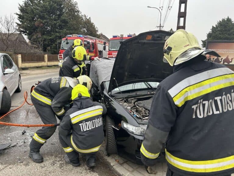 Két személygépkocsi ütközött össze Veresegyházán