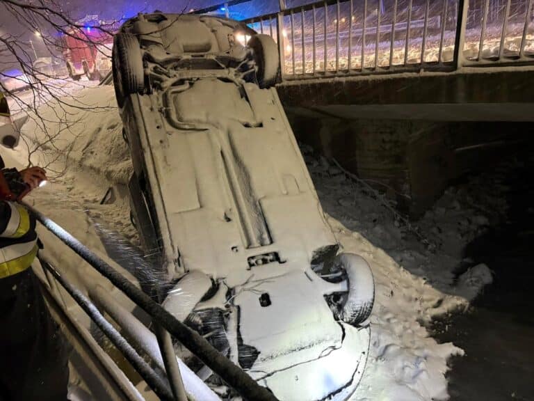 Autó borult árokba Sében