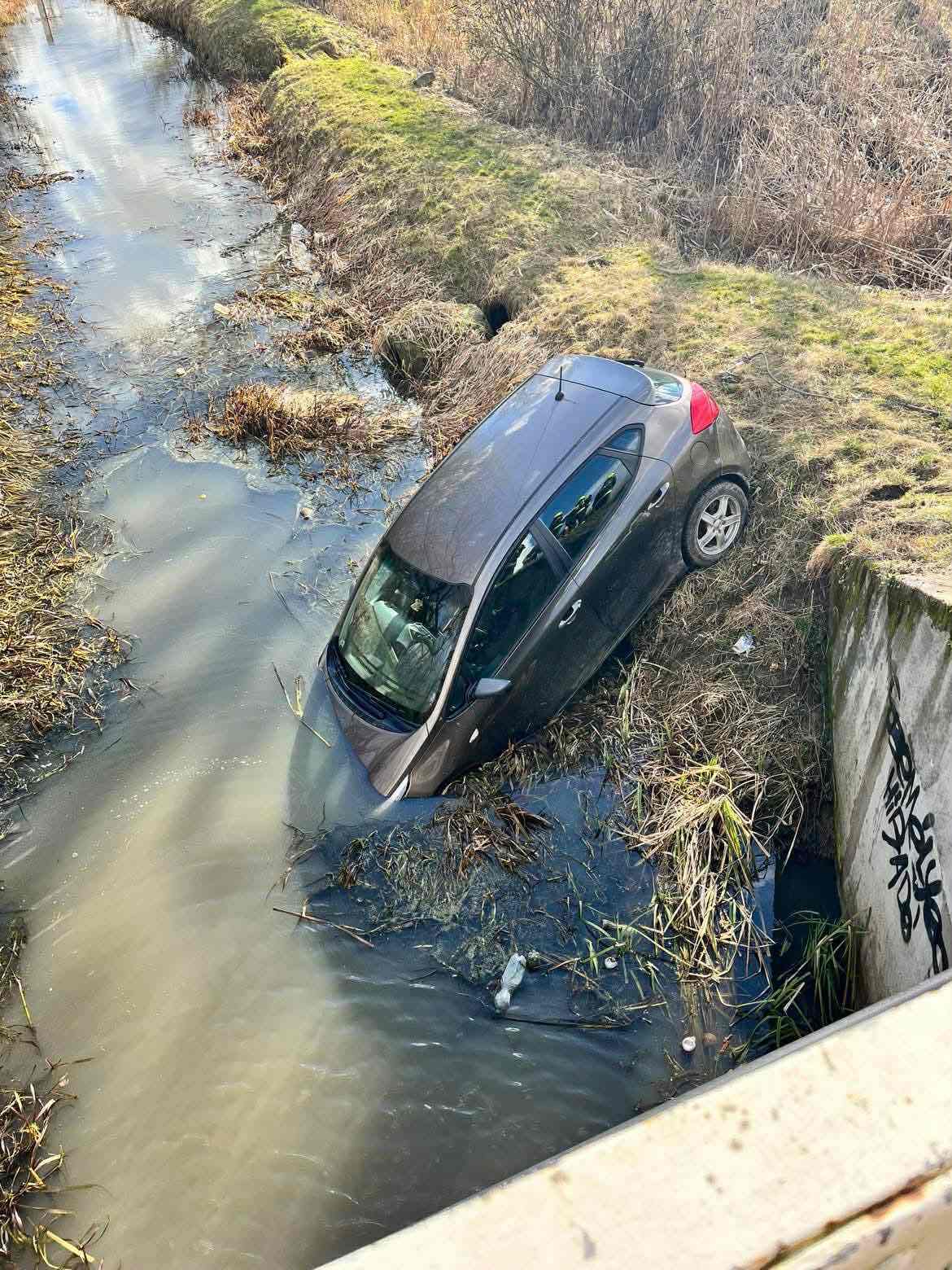 Csatornába hajtott egy autó, Fehérgyarmat